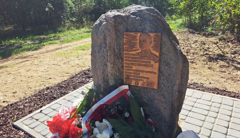 Pamiątkowa tablica w miejscu śmierci dowódcy I Pułku Ułanów Krechowieckich, fot. Adam Dąbrowski